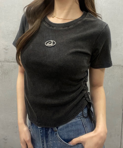 ROGER AND RAW(ロジャーアンドロウ)の「プレート付サイドシャーリングクロップド丈Tシャツ(Tシャツ/カットソー・レディース・ホワイト/ブラック/ピンク/グレー/ブルー/カーキ/チャコールグレー/スミクロ/オフホワイト/ブラック系その他/ライトグリーン・MEDIUM/SMALL/LARGE)」の5枚目の写真