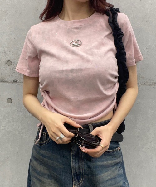 ROGER AND RAW(ロジャーアンドロウ)の「プレート付サイドシャーリングクロップド丈Tシャツ(Tシャツ/カットソー・レディース・ホワイト/ブラック/ピンク/グレー/ブルー/カーキ/チャコールグレー/スミクロ/オフホワイト/ブラック系その他/ライトグリーン・MEDIUM/SMALL/LARGE)」の11枚目の写真