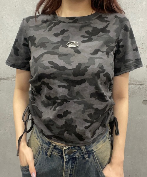 ROGER AND RAW(ロジャーアンドロウ)の「プレート付サイドシャーリングクロップド丈Tシャツ(Tシャツ/カットソー・レディース・ホワイト/ブラック/ピンク/グレー/ブルー/カーキ/チャコールグレー/スミクロ/オフホワイト/ブラック系その他/ライトグリーン・MEDIUM/SMALL/LARGE)」の6枚目の写真