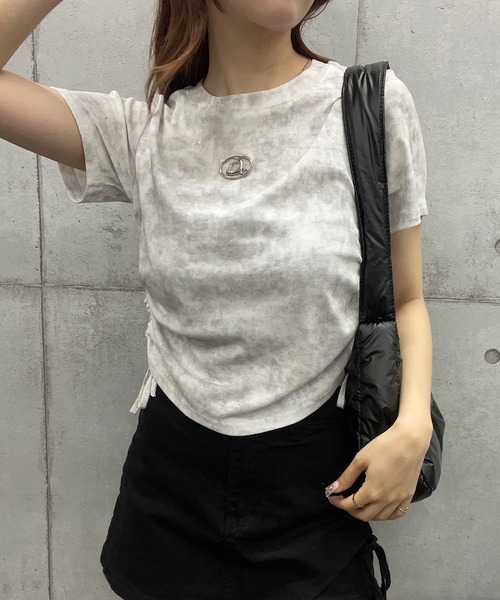 ROGER AND RAW(ロジャーアンドロウ)の「プレート付サイドシャーリングクロップド丈Tシャツ(Tシャツ/カットソー・レディース・ホワイト/ブラック/ピンク/グレー/ブルー/カーキ/チャコールグレー/スミクロ/オフホワイト/ブラック系その他/ライトグリーン・MEDIUM/SMALL/LARGE)」の12枚目の写真