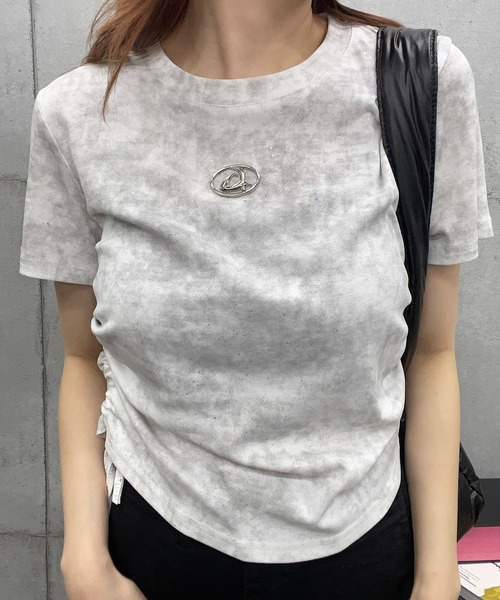 ROGER AND RAW(ロジャーアンドロウ)の「プレート付サイドシャーリングクロップド丈Tシャツ(Tシャツ/カットソー・レディース・ホワイト/ブラック/ピンク/グレー/ブルー/カーキ/チャコールグレー/スミクロ/オフホワイト/ブラック系その他/ライトグリーン・MEDIUM/SMALL/LARGE)」の14枚目の写真