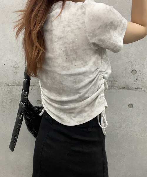 ROGER AND RAW(ロジャーアンドロウ)の「プレート付サイドシャーリングクロップド丈Tシャツ(Tシャツ/カットソー・レディース・ホワイト/ブラック/ピンク/グレー/ブルー/カーキ/チャコールグレー/スミクロ/オフホワイト/ブラック系その他/ライトグリーン・MEDIUM/SMALL/LARGE)」の16枚目の写真