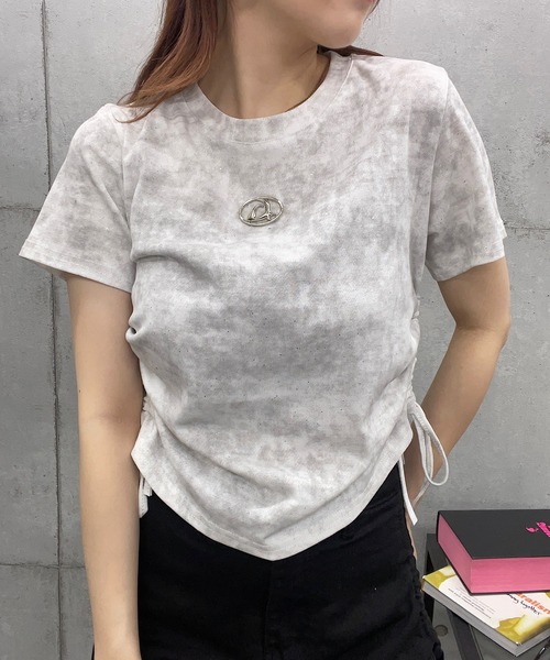 ROGER AND RAW(ロジャーアンドロウ)の「プレート付サイドシャーリングクロップド丈Tシャツ(Tシャツ/カットソー・レディース・ホワイト/ブラック/ピンク/グレー/ブルー/カーキ/チャコールグレー/スミクロ/オフホワイト/ブラック系その他/ライトグリーン・MEDIUM/SMALL/LARGE)」の17枚目の写真