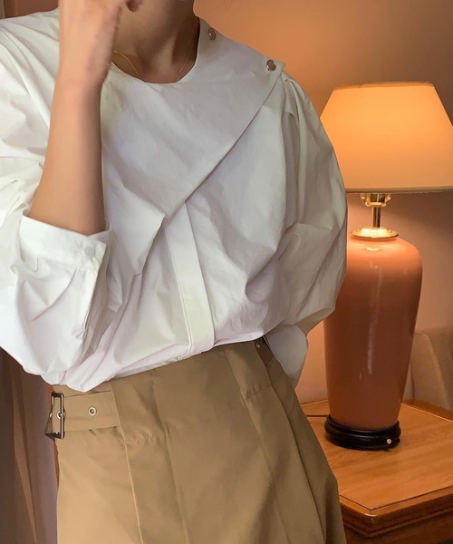 ECLIN（エクラン）の「ワンショルダーゴールドボタンレイヤード風ブラウス（シャツ/ブラウス・レディース・ホワイト/ブラック・M/L/XL）」の9枚目の写真