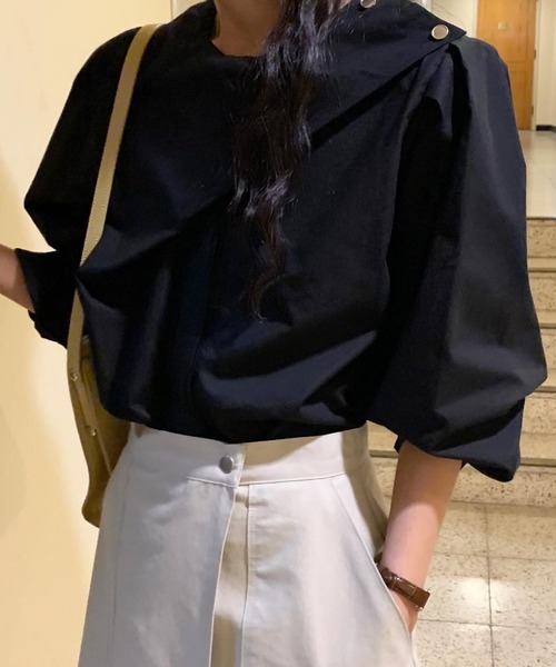 ECLIN（エクラン）の「ワンショルダーゴールドボタンレイヤード風ブラウス（シャツ/ブラウス・レディース・ホワイト/ブラック・M/L/XL）」の5枚目の写真