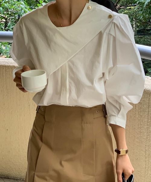 ECLIN（エクラン）の「ワンショルダーゴールドボタンレイヤード風ブラウス（シャツ/ブラウス・レディース・ホワイト/ブラック・M/L/XL）」の8枚目の写真