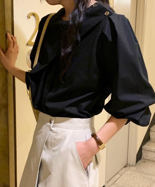 ECLIN（エクラン）の「ワンショルダーゴールドボタンレイヤード風ブラウス（シャツ/ブラウス・レディース・ホワイト/ブラック・M/L/XL）」の6枚目の写真