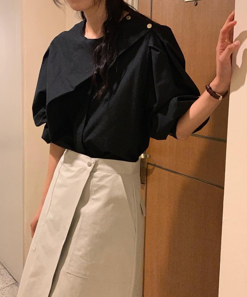 ECLIN（エクラン）の「ワンショルダーゴールドボタンレイヤード風ブラウス（シャツ/ブラウス・レディース・ホワイト/ブラック・M/L/XL）」の7枚目の写真