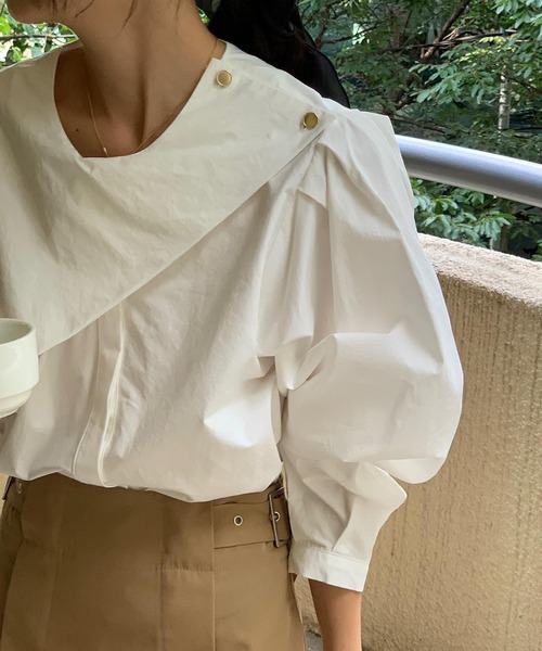 ECLIN（エクラン）の「ワンショルダーゴールドボタンレイヤード風ブラウス（シャツ/ブラウス・レディース・ホワイト/ブラック・M/L/XL）」の3枚目の写真