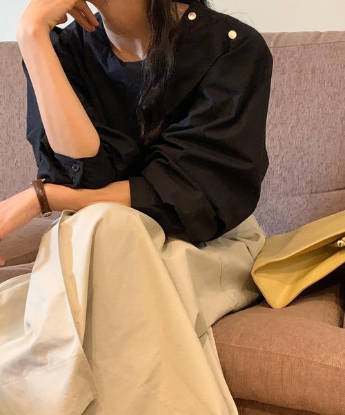 ECLIN（エクラン）の「ワンショルダーゴールドボタンレイヤード風ブラウス（シャツ/ブラウス・レディース・ホワイト/ブラック・M/L/XL）」の4枚目の写真