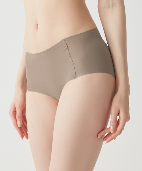 Tuche(トゥシェ)の「Tuche/トゥシェ 縫い目がなくてチクチクしにくい レギュラーショーツ(ショーツ・レディース・スミクロ/ライトベージュ/ブラウン系その他・MEDIUM/LARGE/X-LARGE)」の2枚目の写真