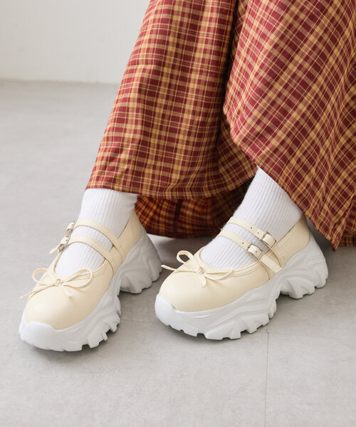 w closet（ダブルクローゼット）の「リボン厚底シューズ（スニーカー・レディース・シルバー系その他/アイボリー/ブラック・LARGE/SMALL/MEDIUM）」の4枚目の写真