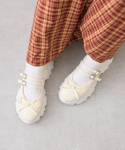 w closet（ダブルクローゼット）の「リボン厚底シューズ（スニーカー・レディース・シルバー系その他/アイボリー/ブラック・LARGE/SMALL/MEDIUM）」の5枚目の写真