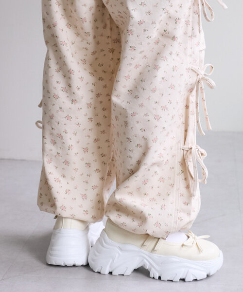 w closet（ダブルクローゼット）の「リボン厚底シューズ（スニーカー・レディース・シルバー系その他/アイボリー/ブラック・LARGE/SMALL/MEDIUM）」の8枚目の写真