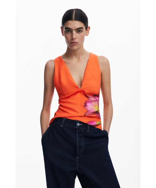 Desigual（デシグアル）の「花柄コーラルリリー プランジトップス（シャツ/ブラウス・レディース・オレンジ・XL/L/M/S/XS）」の2枚目の写真