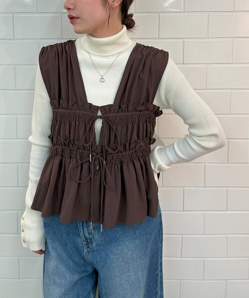 DISCOAT(ディスコート)の「【umm.】ギャザーリボン使いノースリ(シャツ/ブラウス・レディース・サックスブルー/ブラック/オフホワイト/ブラウン・FREE)」の6枚目の写真