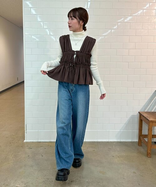 DISCOAT(ディスコート)の「【umm.】ギャザーリボン使いノースリ(シャツ/ブラウス・レディース・サックスブルー/ブラック/オフホワイト/ブラウン・FREE)」の8枚目の写真