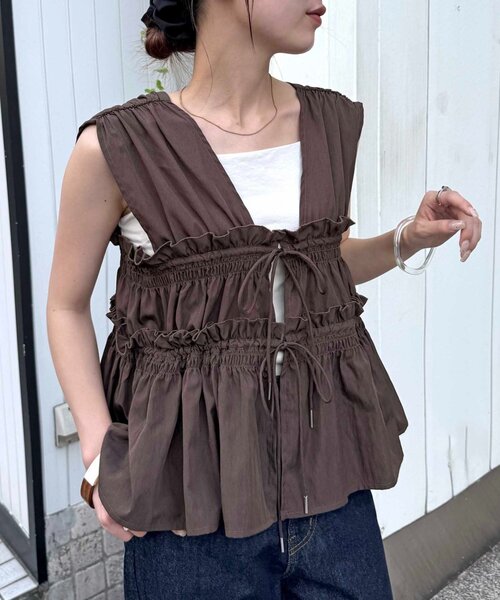 DISCOAT(ディスコート)の「【umm.】ギャザーリボン使いノースリ(シャツ/ブラウス・レディース・サックスブルー/ブラック/オフホワイト/ブラウン・FREE)」の18枚目の写真