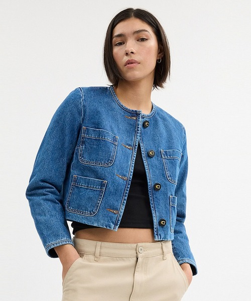 COACH(コーチ)の「カラーレス デニム ジャケット・オーガニック コットン(デニムジャケット・レディース・ブルー系その他・X-SMALL/SMALL/MEDIUM)」の2枚目の写真