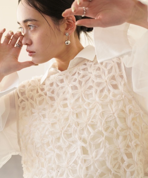 Bab(バブ)の「前後2WAYフラワーレースベスト(ベスト・レディース・アイボリー/ブラック/ベージュ・M)」の4枚目の写真