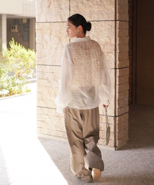 Bab(バブ)の「前後2WAYフラワーレースベスト(ベスト・レディース・アイボリー/ブラック/ベージュ・M)」の6枚目の写真