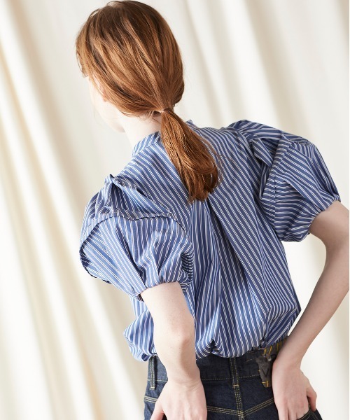 Marilyn Moon(マリリンムーン)の「モダンタックフリルボリュームスリーブブラウス(シャツ/ブラウス・レディース・ホワイト/ホワイト×ブルー/ホワイト×レッド/ネイビー×ホワイト・FREE)」の6枚目の写真