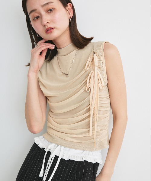 ad thie(アドティエ)の「サイドリボン ギャザートップス(Tシャツ/カットソー・レディース・ブラック/アイボリー・FREE)」の2枚目の写真