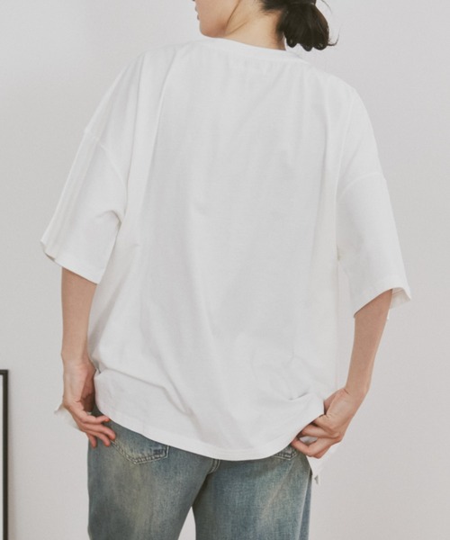 MERLOT（メルロー）の「うさぎ相良刺繍Tシャツ（Tシャツ/カットソー・レディース・ホワイト/チャコールグレー・FREE）」の5枚目の写真
