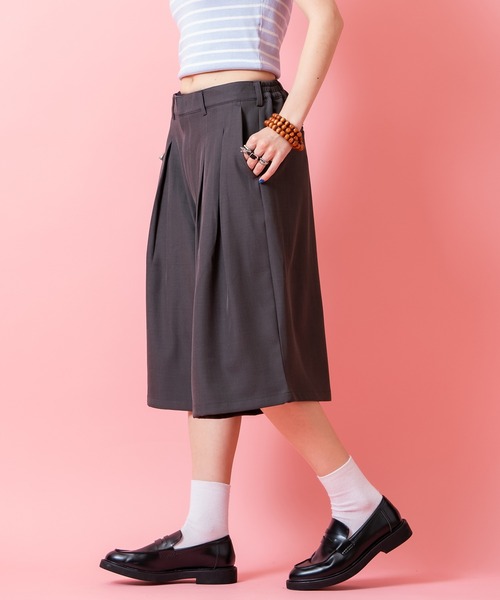 a.p.o.v.(エーピーオービー)の「a.p.o.v. スーパーワイド2タックスラックスハーフパンツ(スラックス・メンズ・グレー/ブラック・ONESIZE)」の3枚目の写真