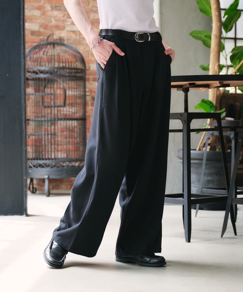 Adoon plain（アドーンプレーン）の「3-TUCK HERRINGBONE WIDE SLACKS / 3タックヘリンボーンワイドバギースラックス（スラックス・メンズ・チャコールグレー/ブラック・SMALL/MEDIUM/LARGE）」の2枚目の写真