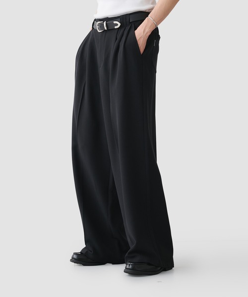 Adoon plain（アドーンプレーン）の「3-TUCK HERRINGBONE WIDE SLACKS / 3タックヘリンボーンワイドバギースラックス（スラックス・メンズ・チャコールグレー/ブラック・SMALL/MEDIUM/LARGE）」の4枚目の写真