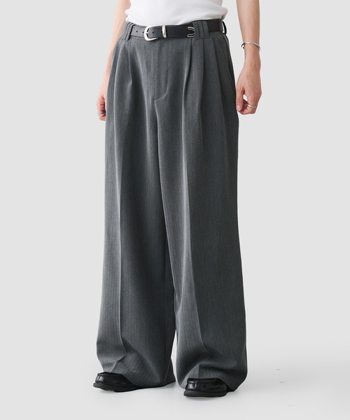 Adoon plain（アドーンプレーン）の「3-TUCK HERRINGBONE WIDE SLACKS / 3タックヘリンボーンワイドバギースラックス（スラックス・メンズ・チャコールグレー/ブラック・SMALL/MEDIUM/LARGE）」の6枚目の写真