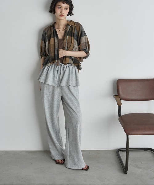 THE YOn(ザヨン)の「フリルベルト付きスウェットイージーパンツ(スウェットパンツ・レディース・グレー/ピンク/カーキブラウン・FREE)」の2枚目の写真
