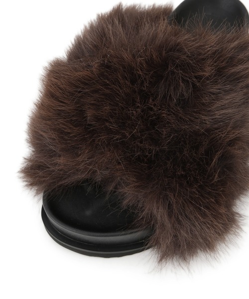 ADAM ET ROPE'（アダムエロペ）の「ボリュームファーサンダル（サンダル・レディース・ダークブラウン/ブラック・36/37/38）」の8枚目の写真