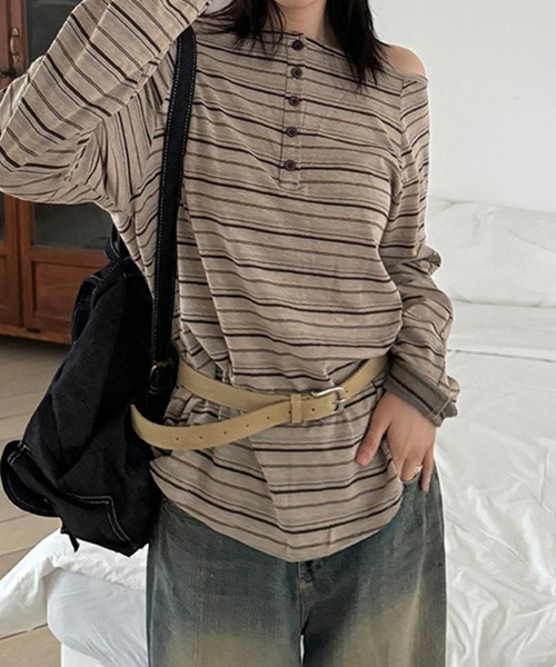 DEVICE(デバイス)の「ボーダー ルーズ オフショルダー ロンT トップス(Tシャツ/カットソー・レディース・ベージュ/チャコールグレー・FREE)」の1枚目の写真