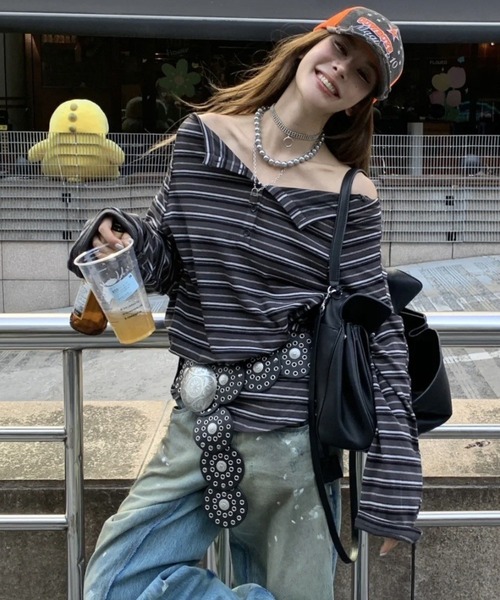 DEVICE(デバイス)の「ボーダー ルーズ オフショルダー ロンT トップス(Tシャツ/カットソー・レディース・ベージュ/チャコールグレー・FREE)」の2枚目の写真