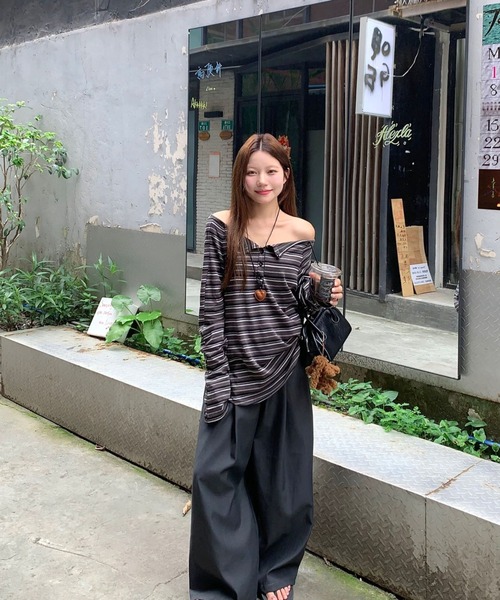 DEVICE(デバイス)の「ボーダー ルーズ オフショルダー ロンT トップス(Tシャツ/カットソー・レディース・ベージュ/チャコールグレー・FREE)」の6枚目の写真