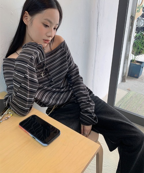 DEVICE(デバイス)の「ボーダー ルーズ オフショルダー ロンT トップス(Tシャツ/カットソー・レディース・ベージュ/チャコールグレー・FREE)」の7枚目の写真