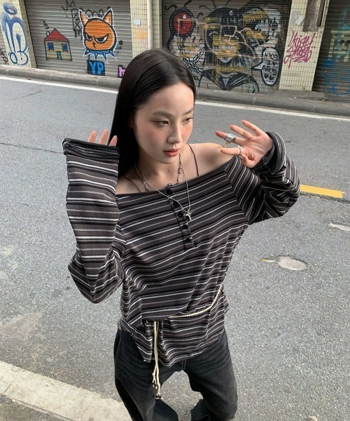 DEVICE(デバイス)の「ボーダー ルーズ オフショルダー ロンT トップス(Tシャツ/カットソー・レディース・ベージュ/チャコールグレー・FREE)」の8枚目の写真