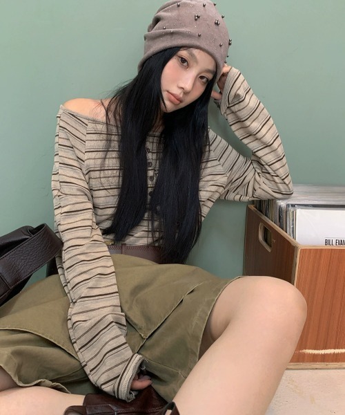 DEVICE(デバイス)の「ボーダー ルーズ オフショルダー ロンT トップス(Tシャツ/カットソー・レディース・ベージュ/チャコールグレー・FREE)」の5枚目の写真