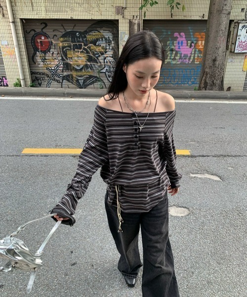 DEVICE(デバイス)の「ボーダー ルーズ オフショルダー ロンT トップス(Tシャツ/カットソー・レディース・ベージュ/チャコールグレー・FREE)」の12枚目の写真
