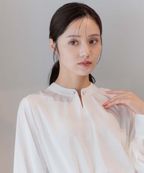 Andemiu（アンデミュウ）の「アクセツキスタンドブラウス長袖595917（シャツ/ブラウス・レディース・オフホワイト/スモーキーグリーン系/ネイビー/ブラウン・FREE）」の9枚目の写真