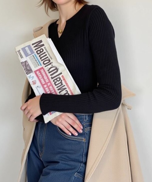 cammie(キャミー)の「キーネックリブニット(ニット/セーター・レディース・ブラック/ライトグレー/キャメル・F)」の6枚目の写真