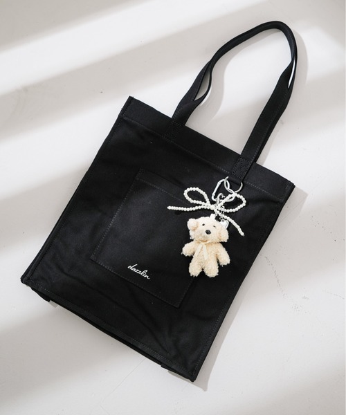 dazzlin(ダズリン)の「【dazzlin / ダズリン】 リボンベアチャーム付き A4トートバッグ(トートバッグ・レディース・アイボリー/ブラック・FREE)」の1枚目の写真