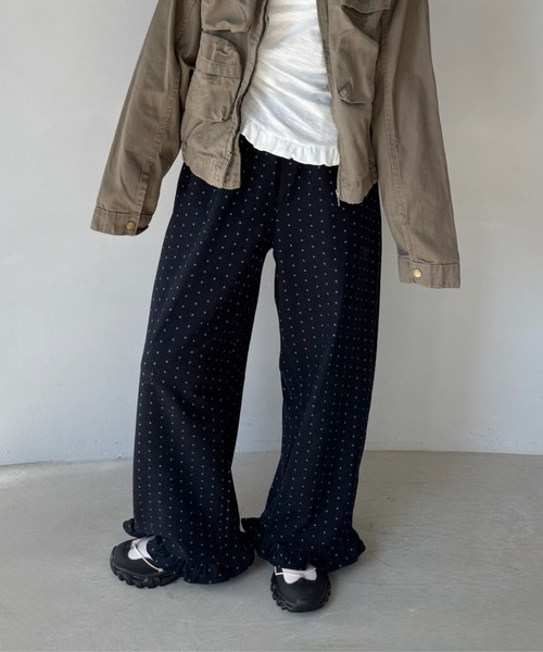 SANSeLF（サンセルフ）の「【SANSeLF】裾フリルドットリラックスワイドパンツ saw25a045（その他パンツ・レディース・ブラック/ネイビー・FREE）」の2枚目の写真