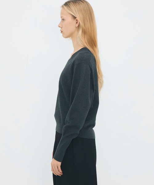 caban(キャバン)の「コットンカシミヤストレット Vネックプルオーバー(ニット/セーター・レディース・チャコールグレー/ブラック/ライトベージュ/イエロー/ベージュ/ボルドー・FREE)」の9枚目の写真