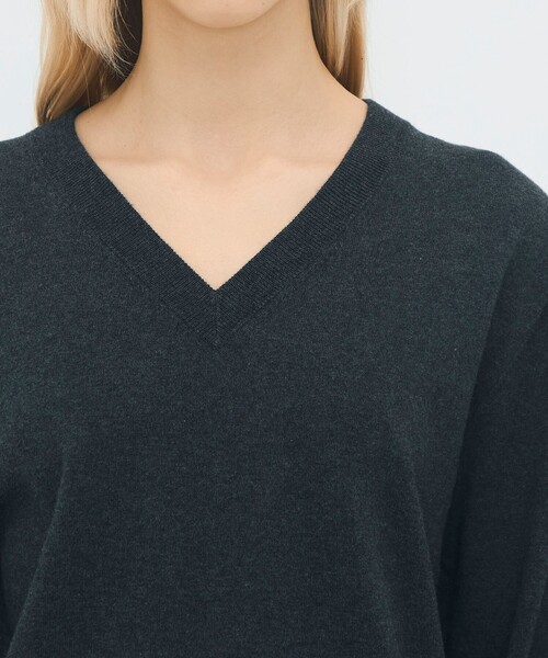 caban(キャバン)の「コットンカシミヤストレット Vネックプルオーバー(ニット/セーター・レディース・チャコールグレー/ブラック/ライトベージュ/イエロー/ベージュ/ボルドー・FREE)」の11枚目の写真