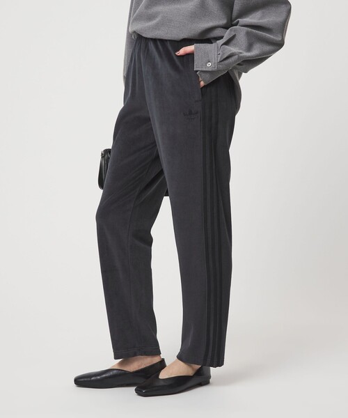 adidas Originals（アディダスオリジナルス）の「＜adidas Originals＞ベロア トラックパンツ（その他パンツ・レディース・ダークグレー/ブラック・S/XS）」の2枚目の写真