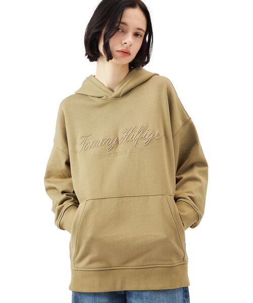 TOMMY HILFIGER（トミーヒルフィガー）の「【オンライン限定】オーバーサイズロゴフーディ（パーカー・メンズ・カーキ/ライトグレー系1/スミクロ・MEDIUM/X-LARGE/SMALL/LARGE）」の3枚目の写真