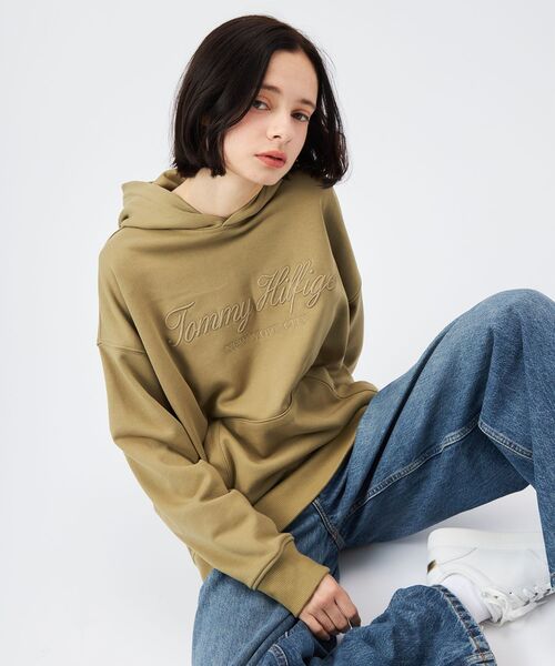 TOMMY HILFIGER（トミーヒルフィガー）の「【オンライン限定】オーバーサイズロゴフーディ（パーカー・メンズ・カーキ/ライトグレー系1/スミクロ・MEDIUM/X-LARGE/SMALL/LARGE）」の9枚目の写真